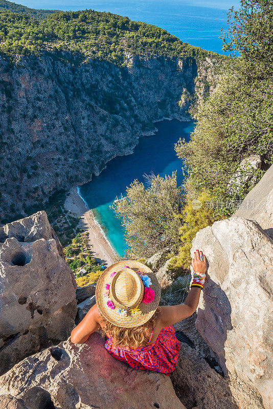 女人在顶端。来自Oludeniz的蝴蝶谷。Fethiye Mugla,土耳其。